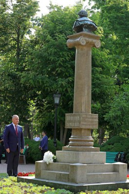 Președintele Igor Dodon a depus flori la bustul marelui poet rus Alexandr Pușkin