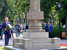 Президент Игорь Додон возложил цветы к памятнику Александра Сергеевича Пушкина