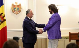 Președintele țării, Igor Dodon a conferit domnului Filip Kirkorov titlul onorific „Artist al Poporului”