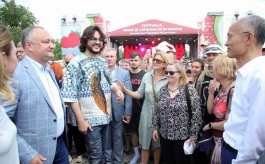 Igor Dodon împreună cu Filip Kirkorov au inaugurat cea de-a V-a ediție a Festivalului Căpșunelor și Mierii