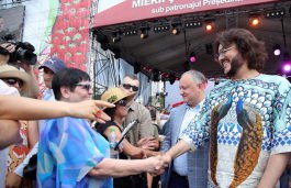 Igor Dodon împreună cu Filip Kirkorov au inaugurat cea de-a V-a ediție a Festivalului Căpșunelor și Mierii