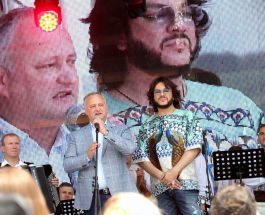 Igor Dodon împreună cu Filip Kirkorov au inaugurat cea de-a V-a ediție a Festivalului Căpșunelor și Mierii