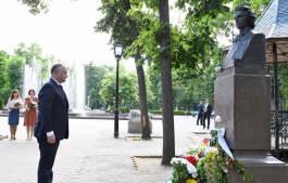 Президент Игорь Додон возложил цветы к памятнику Михая Эминеску
