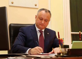 Igor Dodon a conferit înalte distincții de stat unui grup de lucrători medicali cu prilejul sărbătorii profesionale