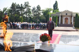 Президент Республики Молдова Игорь Додон возложил цветы к мемориальному комплексу «Вечность» по случаю 77 лет с начала Великой войны за защиту Родины