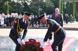 Președintele Republicii Moldova, Igor Dodon, a depus flori la Complexul Memorial ”Eternitate” cu prilejul marcării a 77 de ani de la începutul Marelui Război pentru Apărarea Patriei