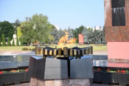 Президент Республики Молдова Игорь Додон возложил цветы к мемориальному комплексу «Вечность» по случаю 77 лет с начала Великой войны за защиту Родины