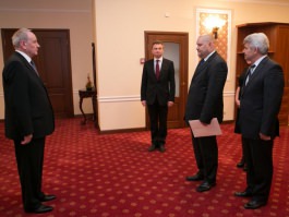 President Nicolae Timofti today received the credentials from Slovak Ambassador to Moldova Robert Kirnag