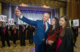 Președintele Republicii Moldova a înmînat „Diploma de Onoare” celor mai buni absolvenți de liceu din țară