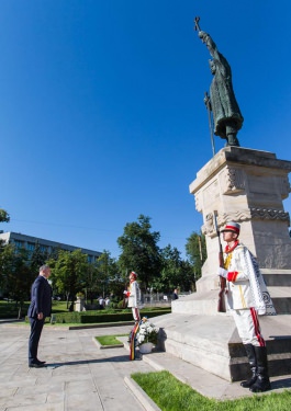 Игорь Додон возложил цветы к памятнику Штефана Великого по случаю 514 лет со дня смерти великого правителя