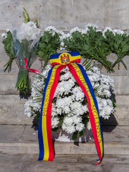Igor Dodon a depus flori la monumentul lui Ștefan cel Mare și Sfînt cu prilejul a 514 ani de la moartea marelui Domnitor