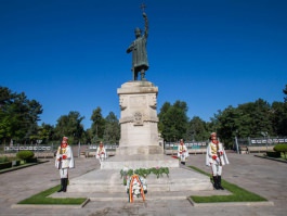 Игорь Додон возложил цветы к памятнику Штефана Великого по случаю 514 лет со дня смерти великого правителя