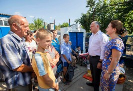 Președintele Republicii Moldova și Prima Doamnă a țării au înmînat cheile de la o casă familiei Ipati din satul Baccealia