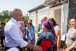 Președintele Republicii Moldova și Prima Doamnă a țării au înmînat cheile de la o casă familiei Ipati din satul Baccealia