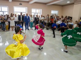 Igor Dodon a oferit ghiozdane și rechizite școlare la circa 100 de copii din Găgăuzia care merg în acest an în clasa întîi
