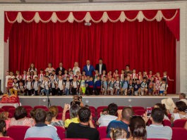 Igor Dodon a oferit ghiozdane și rechizite școlare la circa 100 de copii din Găgăuzia care merg în acest an în clasa întîi