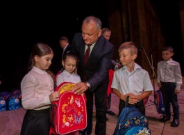 Глава государства передал ранцы около 350 детей из Бельц, которые в этом году собираются идти в первый класс