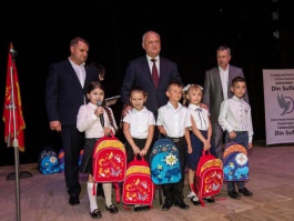 Глава государства передал ранцы около 350 детей из Бельц, которые в этом году собираются идти в первый класс