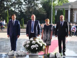 Președintele țării a depus flori la Complexul Memorial “Eternitate” și „Capul de Pod Şerpeni”