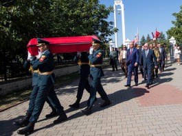 Președintele țării a depus flori la Complexul Memorial “Eternitate” și „Capul de Pod Şerpeni”