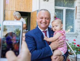 Igor Dodon a înmânat peste 100 de ghiozdane cu rechizite școlare copiilor din orașul Criuleni