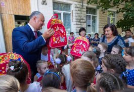 Игорь Додон раздал более 100 ранцев со школьными принадлежностями детям из города Криуляны