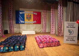 Circa 400 de copii care vor merge în acest an în clasa I din orașul Soroca au primit ghiozdane și rechizite școlare de la Fundația de Binefacere ”Din Suflet”