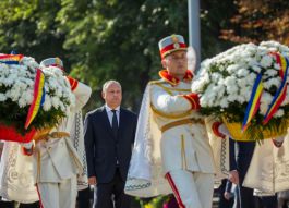 Președintele Republicii Moldova, Igor Dodon, a depus flori la Monumentul „Maica Îndurerată” și la Monumentul lui Ștefan cel Mare și Sfînt