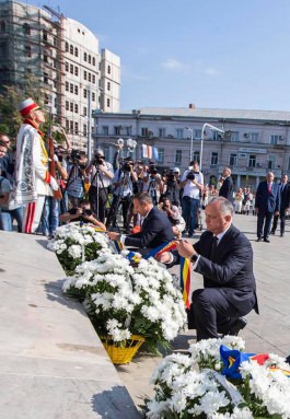 Президент Республики Молдова Игорь Додон принял участие в возложении цветов к памятнику «Скорбящей матери» и к памятнику Штефану чел Маре
