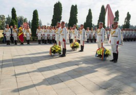 Президент Республики Молдова Игорь Додон принял участие в возложении цветов к памятнику «Скорбящей матери» и к памятнику Штефану чел Маре