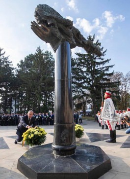 Președintele Republicii Moldova, Igor Dodon, a depus flori la Monumentul „Maica Îndurerată” și la Monumentul lui Ștefan cel Mare și Sfînt
