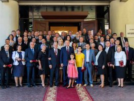 Președintele Igor Dodon a conferit înalte distincții de stat unui grup de cetățeni ai Republicii Moldova