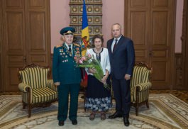 Șeful statului a felicitat o familie de veterani cu ocazia aniversării a 70-a din ziua nunţii