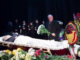 Президент Николае Тимофти принял участие в траурной церемонии похорон театрального режиссера Титуса Жукова