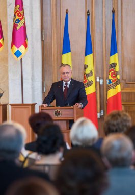 Igor Dodon a conferit Diploma de Onoare a Președintelui Republicii Moldova la circa 200 cei mai buni pedagogi