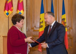 Igor Dodon a conferit Diploma de Onoare a Președintelui Republicii Moldova la circa 200 cei mai buni pedagogi
