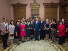 Președintele țării a înmînat înalte distincții de stat unor profesori din Republica Moldova
