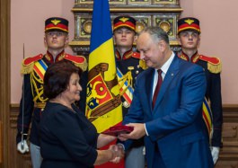 Президент страны вручил государственные награды группе учителей Республики Молдова