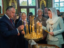 Cuplul prezidențial a vizitat mai multe lăcașuri de cult din raionul Edineț unde sînt expuse moaștele Sf. Pantelimon
