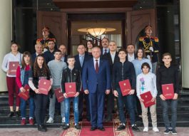 Șeful statului a înmînat Diploma de Onoare a Președintelui Republicii Moldova unui grup de cetățeni