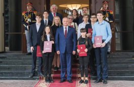 Глава государства вручил Почетные дипломы Президента Республики Молдова группе граждан