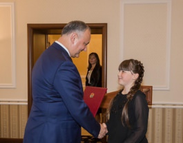 Глава государства вручил Почетные дипломы Президента Республики Молдова группе граждан