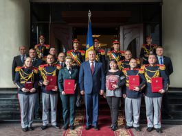Игорь Додон присвоил государственные награды и Почетные дипломы Президента Республики Молдова группе военных Президентской оркестре