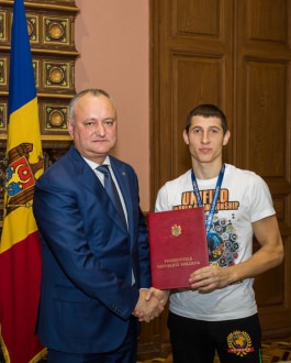 Igor Dodon a înmînat Diplome de Onoare unui grup de sportivi