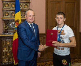 Igor Dodon a înmînat Diplome de Onoare unui grup de sportivi