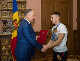 Igor Dodon a înmînat Diplome de Onoare unui grup de sportivi