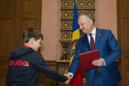 Șeful statului a înmînat Diploma de Onoare a Președintelui Republicii Moldova fraților Calugher