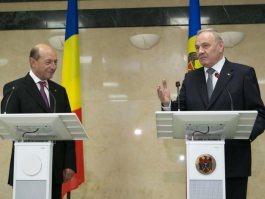 President meets Romanian counterpart at Chisinau Airport