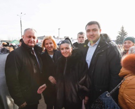 Игорь Додон и Ирина Влах посетили рождественские ярмарки в Комрате и Чадыр-Лунге
