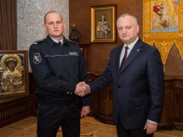 Igor Dodon a conferit medalia „Pentru Vitejie” polițistului Ivan Cebanov